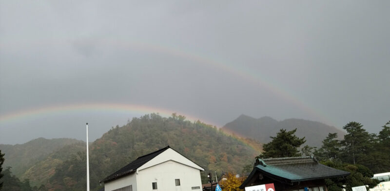 出雲大社上空に架かる『二重の虹』