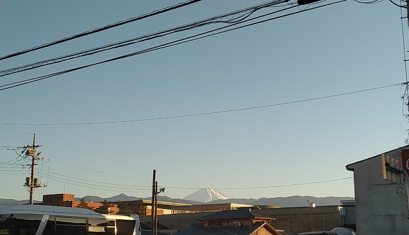 小淵沢駅前から見る富士山