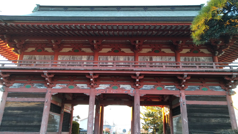 早朝の甲斐善光寺山門