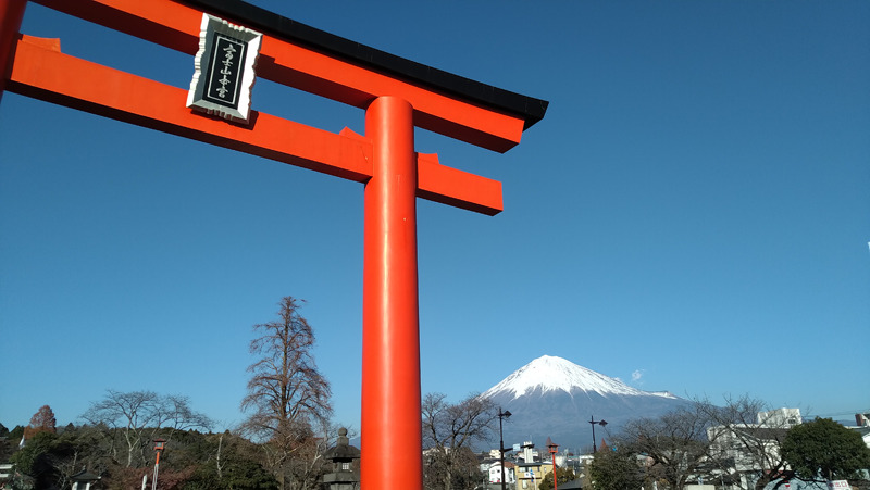 富士山本宮浅間神社の大鳥居から眺める富士山