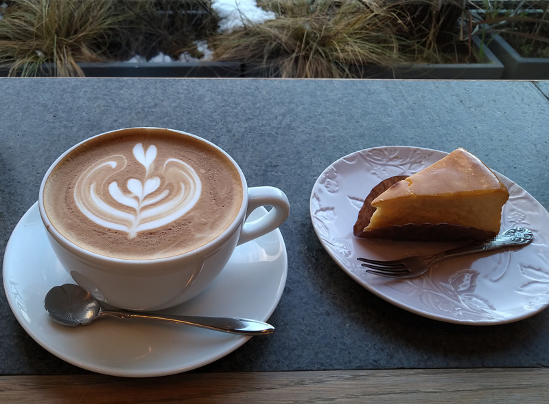 『TRASPARENTE L'acqua　トラスパレンテ ラクア』さんで頂いたカフェラテとチーズケーキ