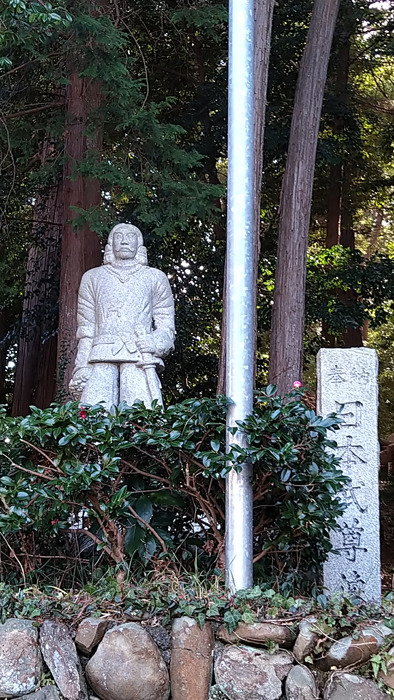 『草薙神社』正面鳥居横のヤマトタケル像