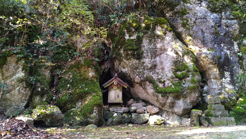 『厳島神社』境内に在る祠