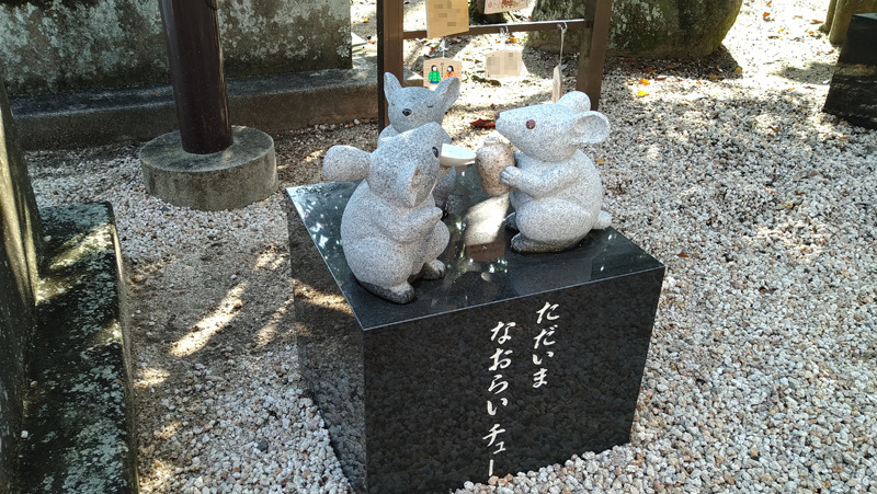 万九千神社境内で見たねずみ像①