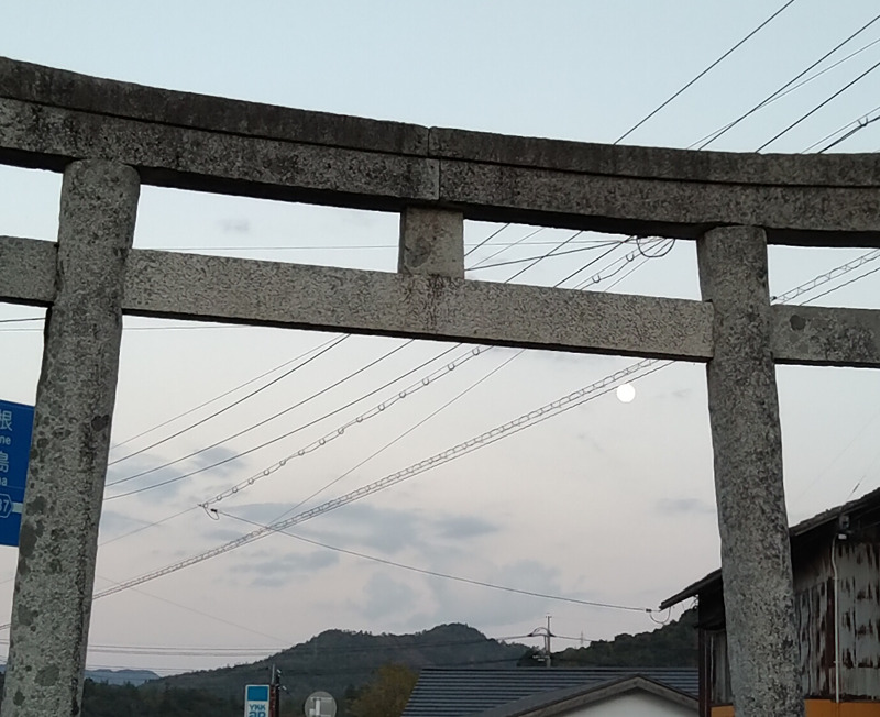 佐太神社の鳥居越しに見えた満月